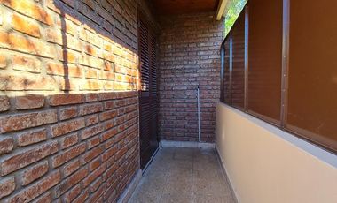 CASA EN DOS PLANTAS CON GRAN ESTAR COMEDOR, PATIO, ASADOR Y COCHERA