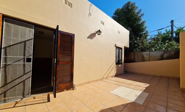 CASA EN DOS PLANTAS CON GRAN ESTAR COMEDOR, PATIO, ASADOR Y COCHERA