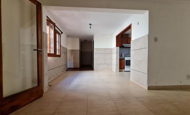 CASA EN DOS PLANTAS CON GRAN ESTAR COMEDOR, PATIO, ASADOR Y COCHERA