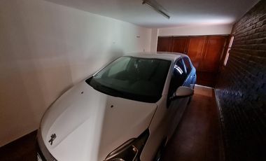 CASA EN DOS PLANTAS CON GRAN ESTAR COMEDOR, PATIO, ASADOR Y COCHERA