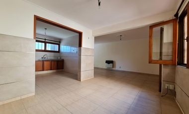 CASA EN DOS PLANTAS CON GRAN ESTAR COMEDOR, PATIO, ASADOR Y COCHERA