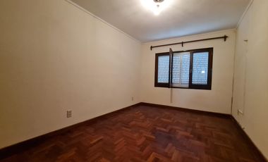CASA EN DOS PLANTAS CON GRAN ESTAR COMEDOR, PATIO, ASADOR Y COCHERA