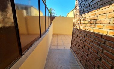 CASA EN DOS PLANTAS CON GRAN ESTAR COMEDOR, PATIO, ASADOR Y COCHERA