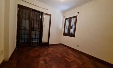 CASA EN DOS PLANTAS CON GRAN ESTAR COMEDOR, PATIO, ASADOR Y COCHERA