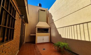 CASA EN DOS PLANTAS CON GRAN ESTAR COMEDOR, PATIO, ASADOR Y COCHERA