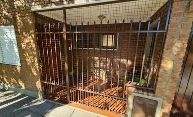 CASA EN DOS PLANTAS CON GRAN ESTAR COMEDOR, PATIO, ASADOR Y COCHERA
