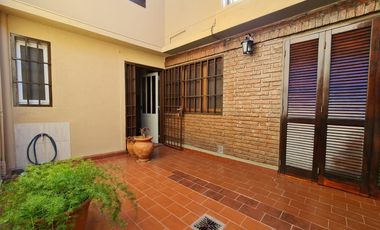 CASA EN DOS PLANTAS CON GRAN ESTAR COMEDOR, PATIO, ASADOR Y COCHERA