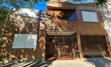 CASA EN DOS PLANTAS CON GRAN ESTAR COMEDOR, PATIO, ASADOR Y COCHERA