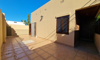 CASA EN DOS PLANTAS CON GRAN ESTAR COMEDOR, PATIO, ASADOR Y COCHERA