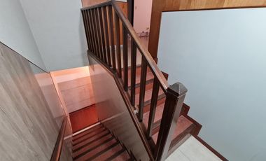 CASA EN DOS PLANTAS CON GRAN ESTAR COMEDOR, PATIO, ASADOR Y COCHERA