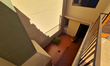 CASA EN DOS PLANTAS CON GRAN ESTAR COMEDOR, PATIO, ASADOR Y COCHERA