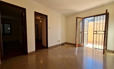 CASA EN DOS PLANTAS CON GRAN ESTAR COMEDOR, PATIO, ASADOR Y COCHERA