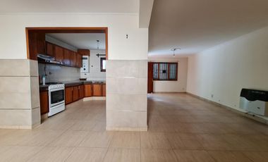 CASA EN DOS PLANTAS CON GRAN ESTAR COMEDOR, PATIO, ASADOR Y COCHERA