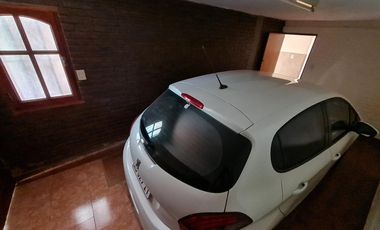 CASA EN DOS PLANTAS CON GRAN ESTAR COMEDOR, PATIO, ASADOR Y COCHERA