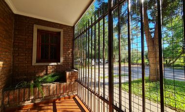 CASA EN DOS PLANTAS CON GRAN ESTAR COMEDOR, PATIO, ASADOR Y COCHERA