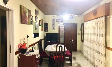 Casa  con 2 locales en Villa Dominico