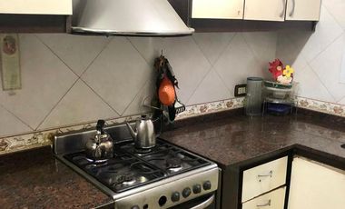 Casa  con 2 locales en Villa Dominico