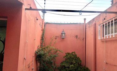 Casa  con 2 locales en Villa Dominico