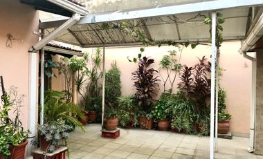 Casa  con 2 locales en Villa Dominico