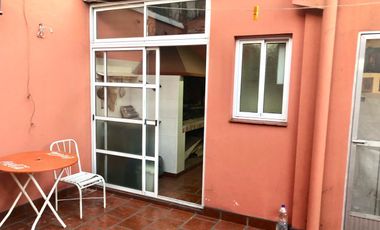 Casa  con 2 locales en Villa Dominico