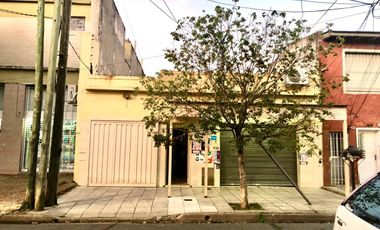 Casa  con 2 locales en Villa Dominico