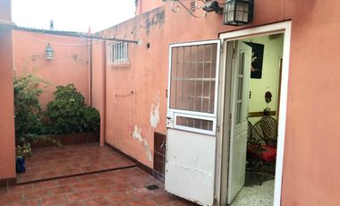 Casa  con 2 locales en Villa Dominico