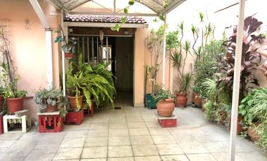 Casa  con 2 locales en Villa Dominico