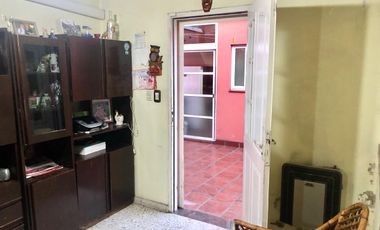 Casa  con 2 locales en Villa Dominico