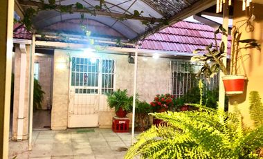 Casa  con 2 locales en Villa Dominico