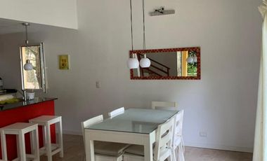 Casa en muy linda zona a siete cuadras de la playa - Costa del Este - lote 700 m2