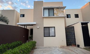 CASA EN RENTA MERIDA, CHOLUL, PRIVADA CUMBRES NOVONORTE, DISPONIBLE.