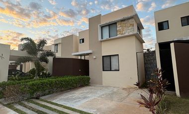 CASA EN RENTA MERIDA, CHOLUL, PRIVADA CUMBRES NOVONORTE, DISPONIBLE.