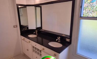 Casa de cinco dormitorios y pileta en alquiler
