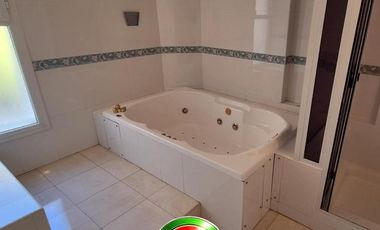 Casa de cinco dormitorios y pileta en alquiler