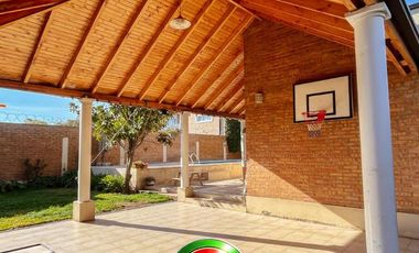 Casa de cinco dormitorios y pileta en alquiler