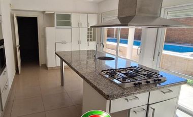 Casa de cinco dormitorios y pileta en alquiler