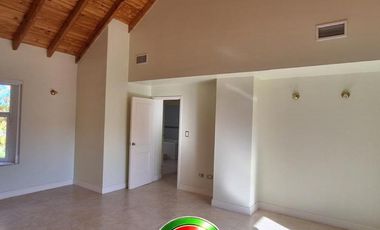Casa de cinco dormitorios y pileta en alquiler