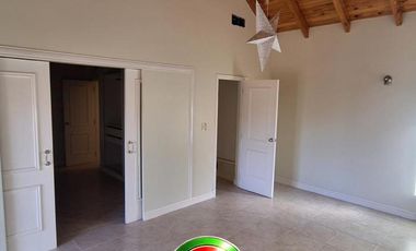 Casa de cinco dormitorios y pileta en alquiler