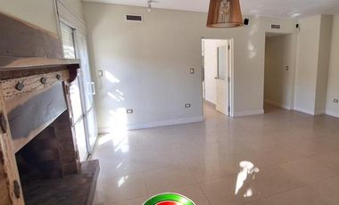 Casa de cinco dormitorios y pileta en alquiler