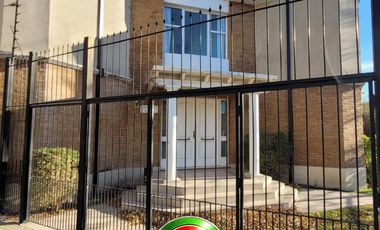 Casa de cinco dormitorios y pileta en alquiler