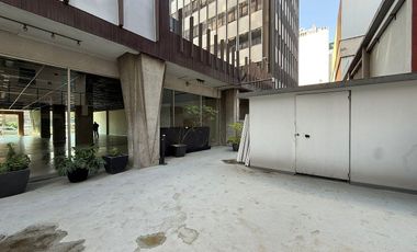 LOCAL EN RENTA EN AV. PALMAS CON TERRAZA.