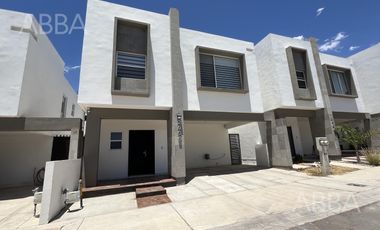 Casa en renta en Frac Magenta frente  a la UVM frente a parque