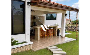 SE VENDE CASA EN HACIENDA LOS MOLINOS - ALTO BOQUETE