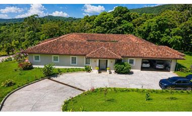 FOR RENT – LUXURY MOUNTAIN ESTATE IN JARAMILLO