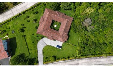 FOR RENT – LUXURY MOUNTAIN ESTATE IN JARAMILLO