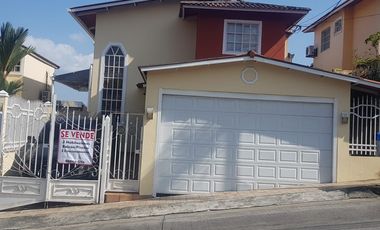 SE VENDE CASA EN PRADERAS DEL ROCIO, VILLA ZAITA