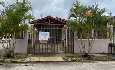 Casa Unifamiliar Remodelada de Esquina en Las Cumbres en Venta - LH