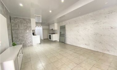 Casa Unifamiliar Remodelada de Esquina en Las Cumbres en Venta - LH