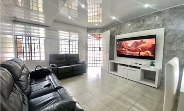 Casa Unifamiliar Remodelada de Esquina en Las Cumbres en Venta - LH