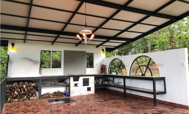 Finca con área de terreno de 16711 metros  y 350 construidos Sasaima